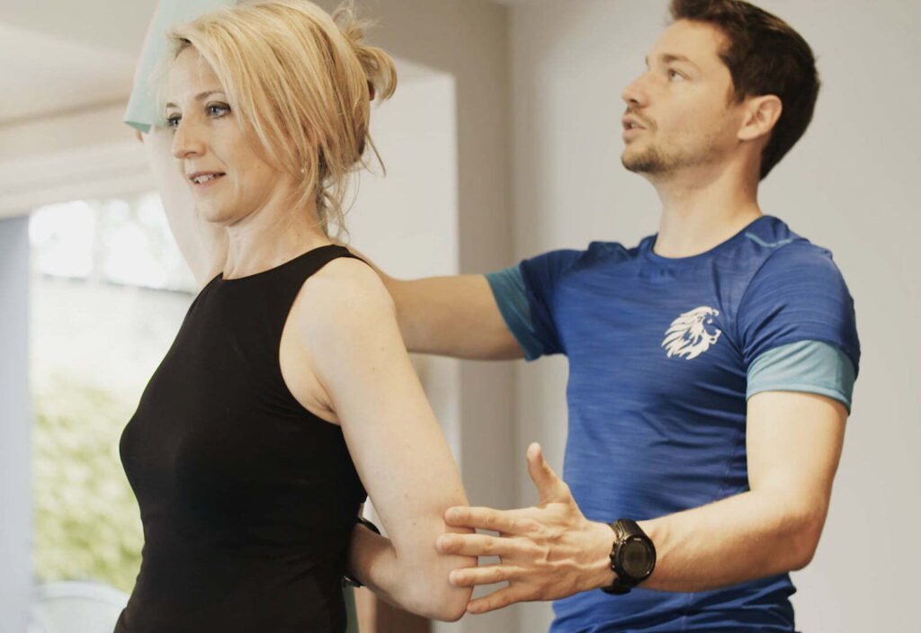 Séance d'étirements avec un coach sportif à domicile