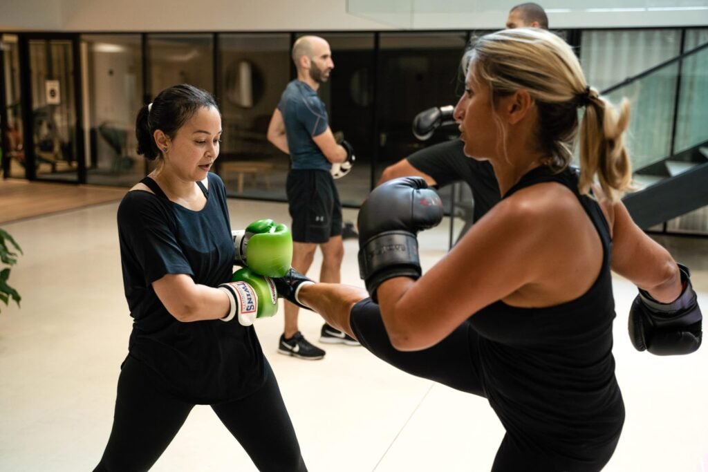 Séance de boxing en entreprise avec un coach sportif