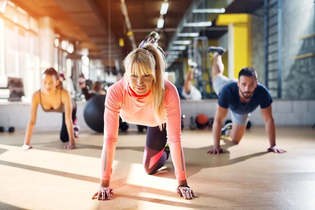 Séance de musculation avec un coach en entreprise