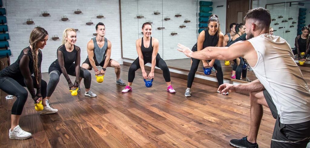 Séance de musculation en entreprise avec un coach sportif