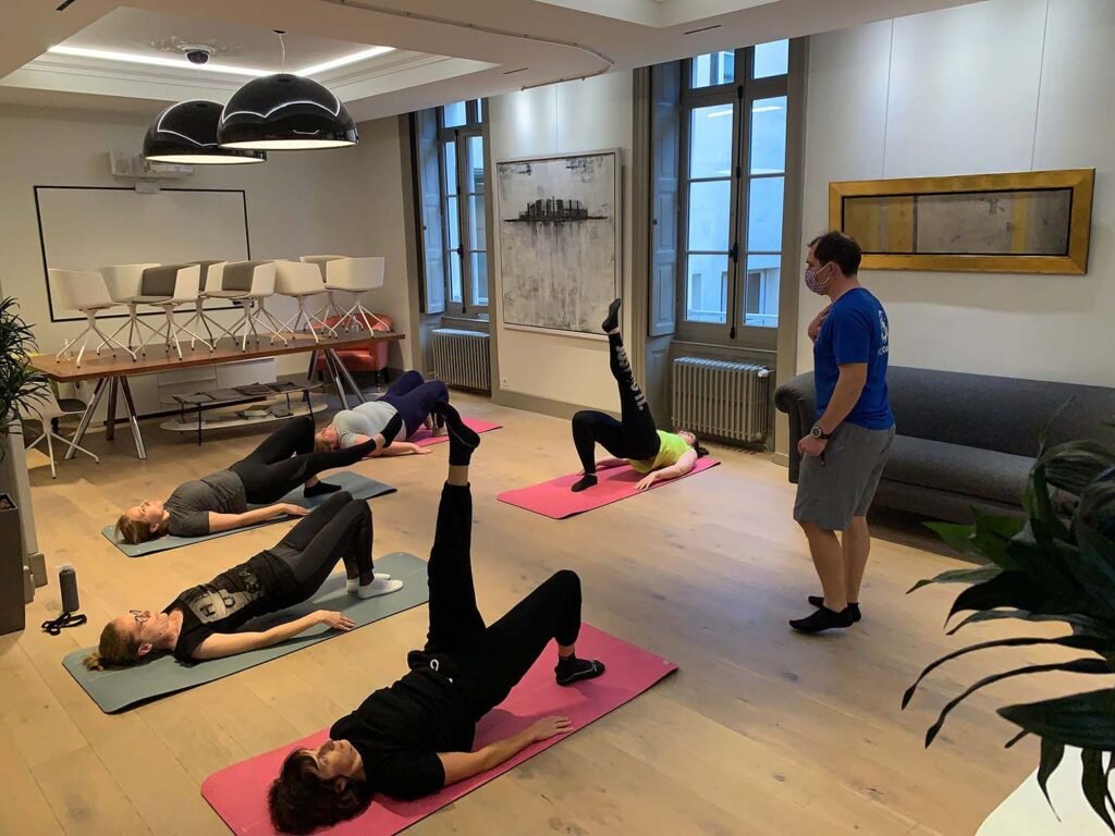 Séance de pilates en entreprise avec un coach sportif